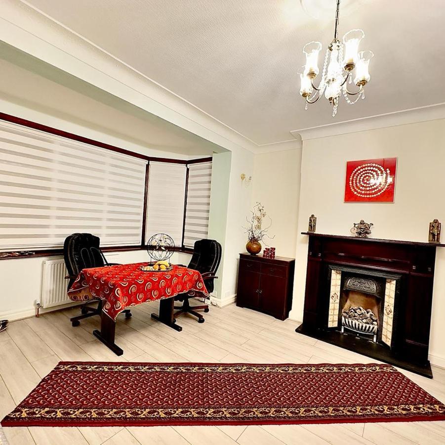 Beautiful Double En-Suite Room, Separate Entrance, Ilford, Central Line Gants Hill, Free Parking Exterior photo
